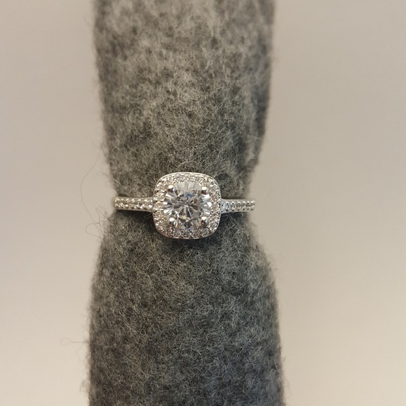 Stunning Engagement style CZ ring - Picture 2 of 2